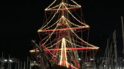 L’albero maestro diventa un albero di Natale: il Florette illumina il porto