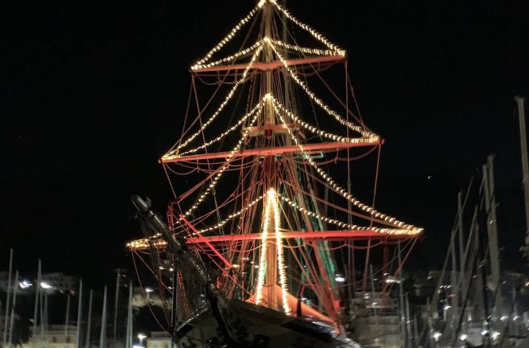 L’albero maestro diventa un albero di Natale: il Florette illumina il porto