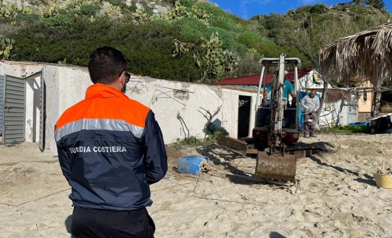 Capo Vaticano: altri due manufatti abusivi demoliti a Grotticelle – Video