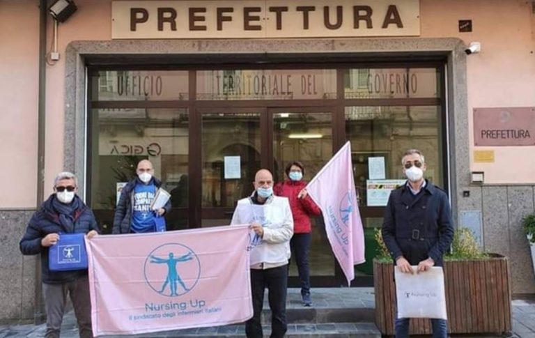 La lotta degli infermieri approda a Vibo, sit-in davanti alla Prefettura