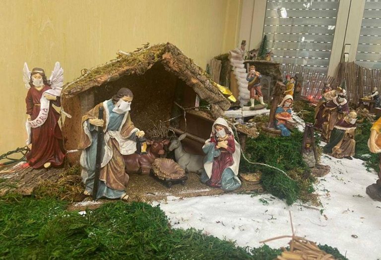 All’ospedale di Vibo il presepe con distanziamento e mascherina