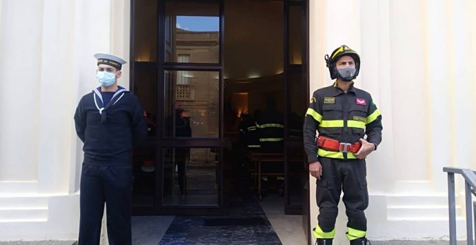 Vigili del fuoco e Capitaneria festeggiano la patrona Santa Barbara – Foto