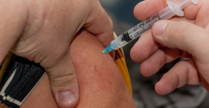 Virus respiratorio sinciziale: in Calabria la prima vaccinazione in un adulto in Italia