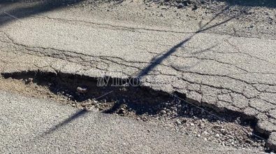 Vibo Marina, strage di gomme e automobilisti infuriati: buche-killer nei pressi del cementificio