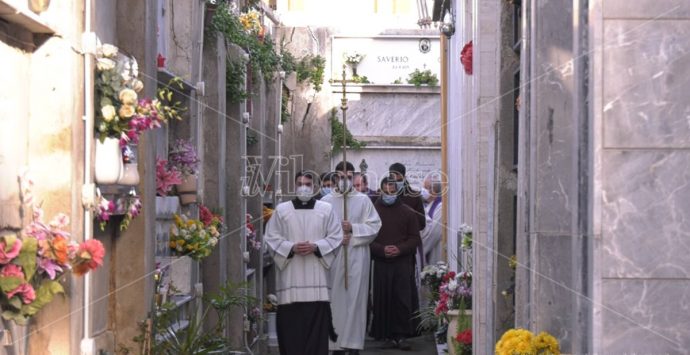 Tropea, la benedizione delle salme nel cimitero degli orrori – Video