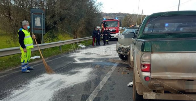 Nuovo incidente alle porte di Mileto, tre auto coinvolte e tre feriti  – Foto