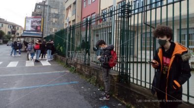 Gli studenti vibonesi al loro secondo “primo giorno” di scuola: l’emozione prevale sulla paura – Video