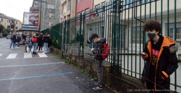 Gli studenti vibonesi al loro secondo “primo giorno” di scuola: l’emozione prevale sulla paura – Video