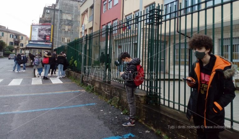 Gli studenti vibonesi al loro secondo “primo giorno” di scuola: l’emozione prevale sulla paura – Video