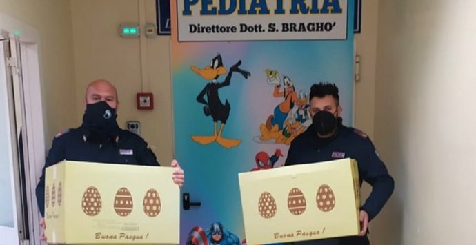 Vibo: poliziotti in reparto consegnano uova di pasqua ai bambini della pediatria