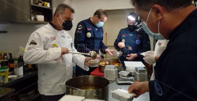 La Vibonese in campo con gli chef, la solidarietà è servita anche a Pasqua – Video