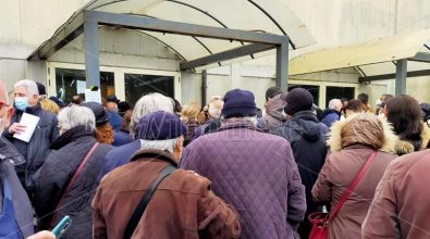 Vaccini a Vibo, Pasquetta amara per decine di anziani: caos e proteste al Palasport – Video