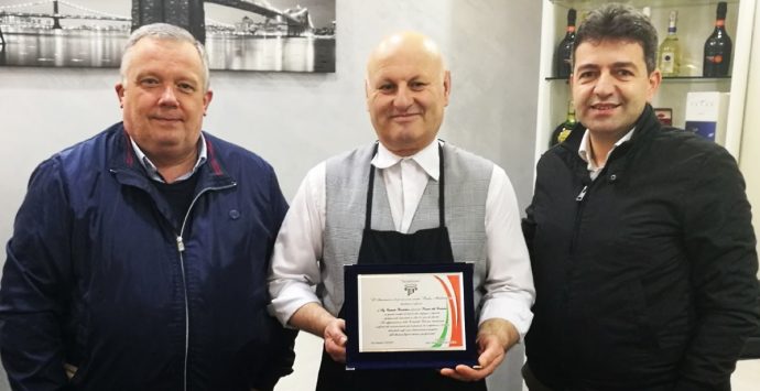 Quarant’anni dietro il bancone, premio alla carriera per il barman Carmelo Barbalaco