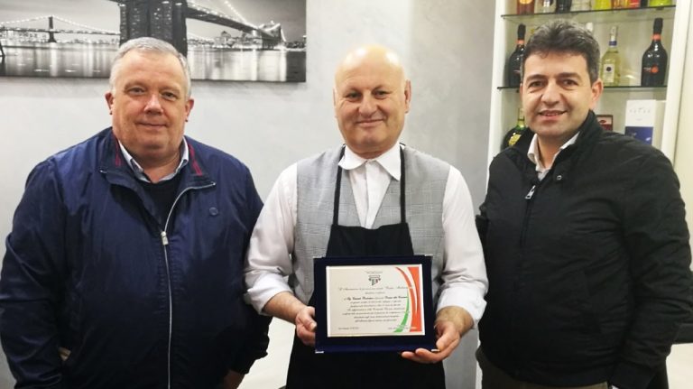 Quarant’anni dietro il bancone, premio alla carriera per il barman Carmelo Barbalaco