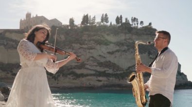 Violino e sax per celebrare le bellezze di Tropea, l’esibizione di due giovani vibonesi diventa virale -Video