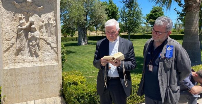 Monsignor D’Ercole e Spirlì in pellegrinaggio sulla tomba di Natuzza Evolo