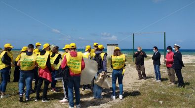 Spiagge pulite, a Nicotera gli alunni della scuola media in campo con Legambiente