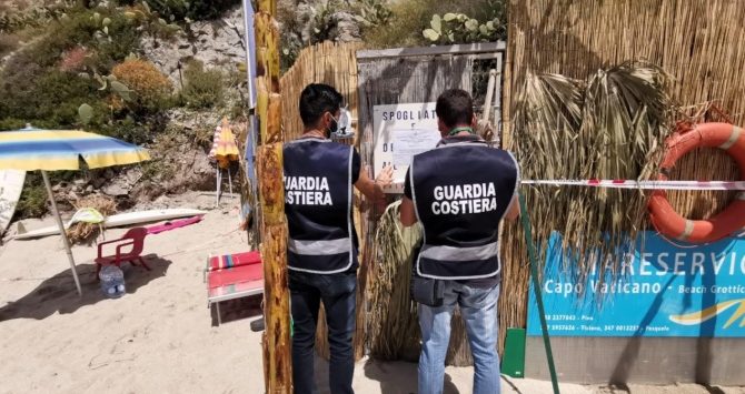 Spiaggia di Grotticelle: sigilli a un manufatto abusivo, una denuncia