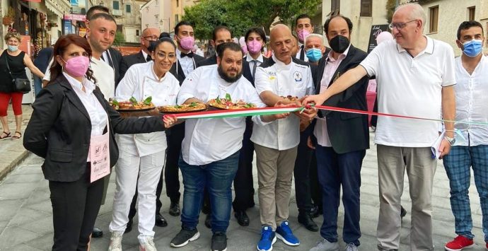 A Tropea il maestro della pizza Sorbillo con i calabresi Fortuna e Malfarà