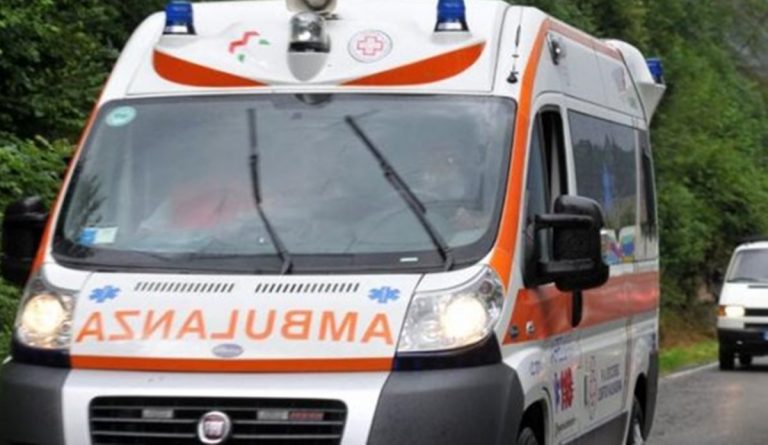 Trattore si ribalta e finisce in una scarpata, morto operaio 32enne a Corigliano-Rossano
