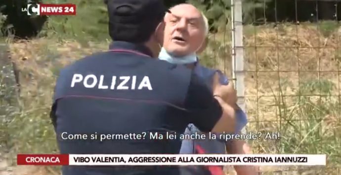 La giornalista Iannuzzi aggredita ed insultata mentre svolgeva il suo lavoro – Video