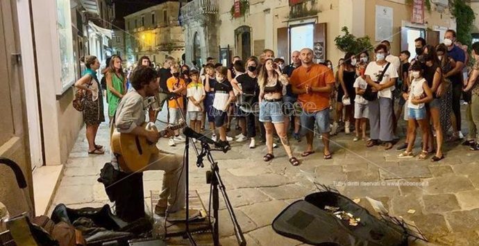 Musicisti multati, maltrattati e allontanati da Tropea per aver “osato” suonare in strada