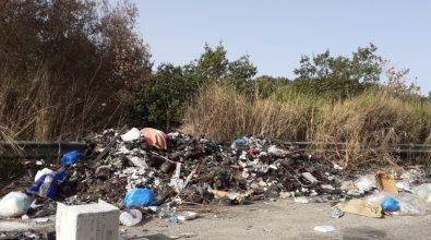 Rifiuti a fuoco lungo la strada Vena Inferiore-Vibo, i cittadini: «Una vergogna»