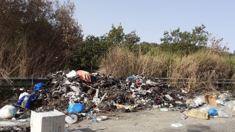 Rifiuti a fuoco lungo la strada Vena Inferiore-Vibo, i cittadini: «Una vergogna»