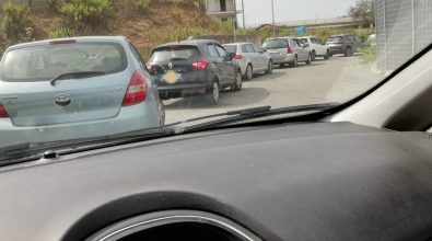 Covid, in auto e in fila da stamattina alle 9 per poter eseguire il tampone