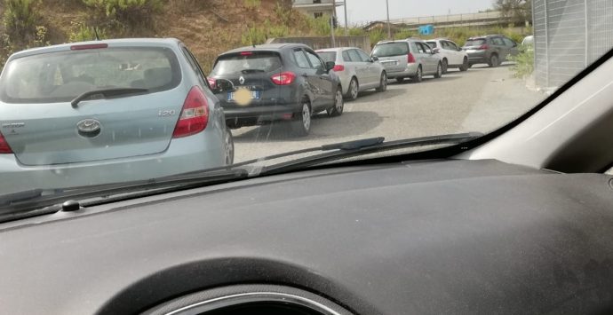 Covid, in auto e in fila da stamattina alle 9 per poter eseguire il tampone