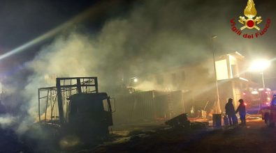 Notte di fuoco nel Vibonese, dati alle fiamme il camion e materiale di una ditta di vini