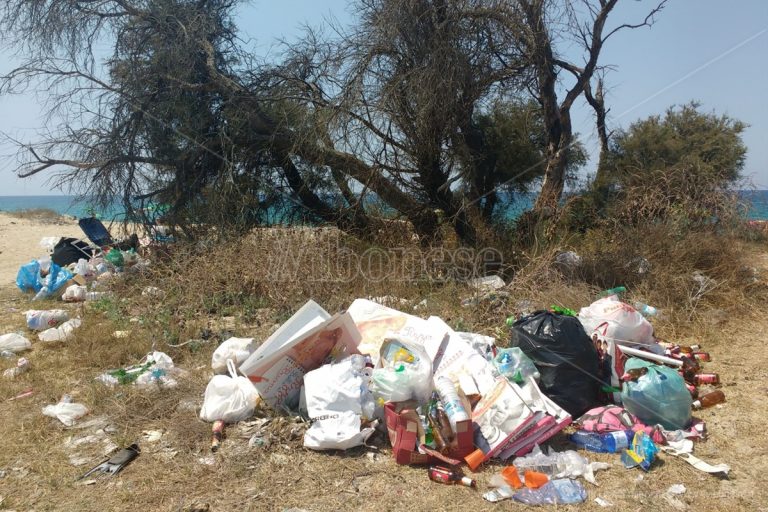 Quel che resta di Ferragosto, spazzatura e inciviltà sulla spiaggia di Nicotera