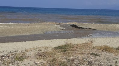 Trainiti: basta la prima pioggia per cancellare parte della spiaggia – Foto