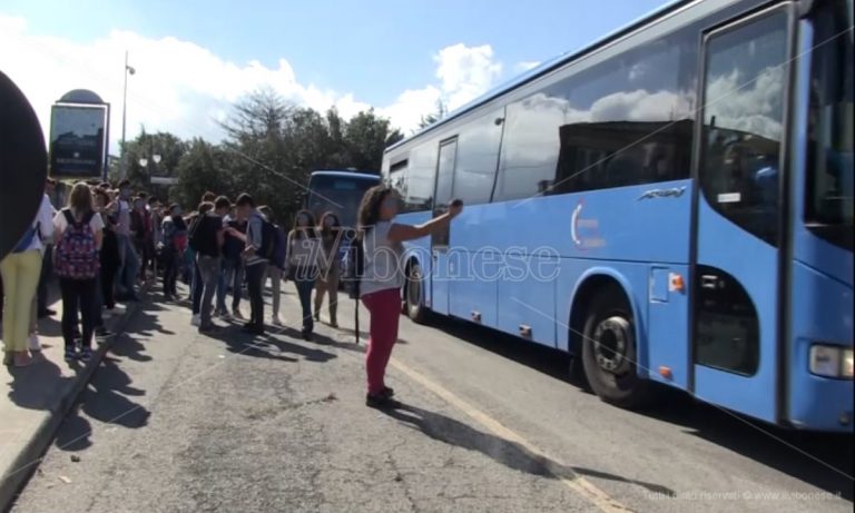 Vibo Marina, studenti lasciati a piedi: scatta la protesta delle mamme