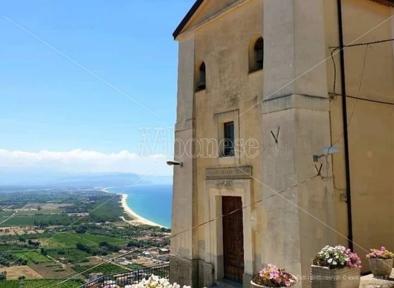 Nicotera, profanata la chiesa di Santa Chiara. I cittadini: «Gesto ignobile»