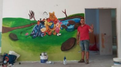 Zungri, percepisce il reddito di cittadinanza e “ricambia” dipingendo murales nell’asilo