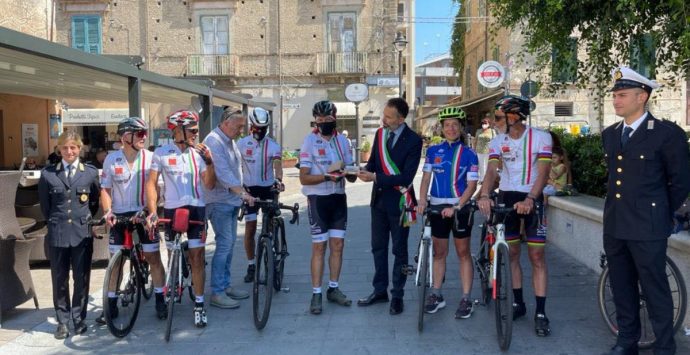 La carovana in bici “Mattone del mondo” saluta Tropea per raggiungere la Sicilia