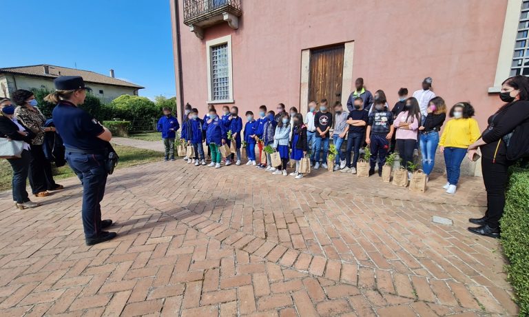 “Un albero per il futuro”, a Mongiana i bambini piantano sedici faggi – Foto