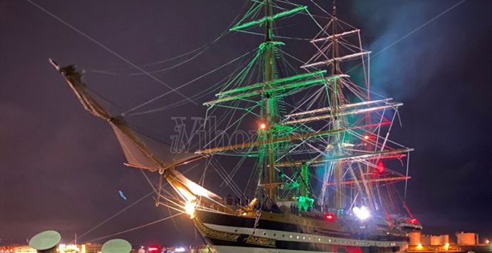 L’Amerigo Vespucci saluta Vibo Marina, stupore e applausi per la nave scuola