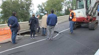 Strada (di nuovo) chiusa a Longobardi, faccia a faccia tra sindaco e ditta – Video