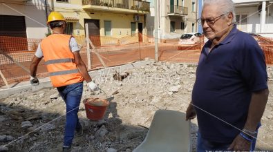 Vibo Marina, una piazzetta al posto del suo immobile demolito: 87enne tenta di fermare i lavori – Video