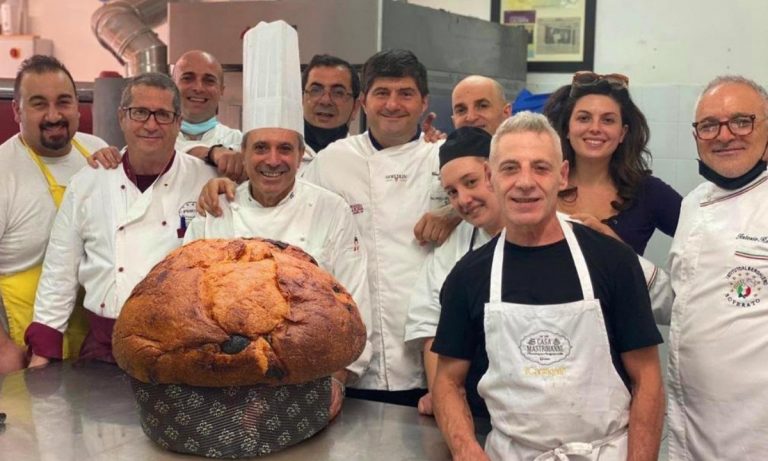 Il mega panettone alla cipolla rossa pronto a sbarcare a Tropea