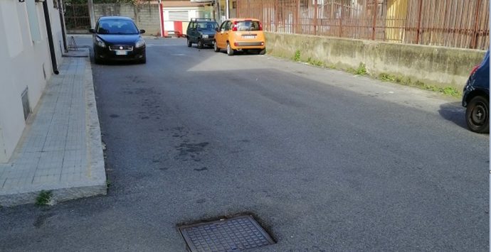 Vibo, da 40 anni con la fogna davanti casa: l’odissea dei residenti di via Giovanni XXIII