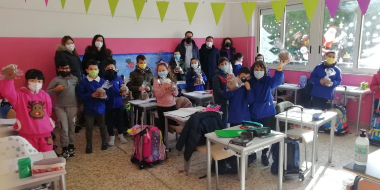 Ionadi, il sindaco visita le scuole e dona panettoni artigianali agli alunni