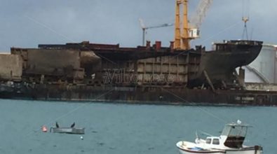 Causa maltempo attracca al porto di Vibo Marina il relitto della nave Berkan B