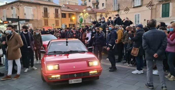 La rossa a Tropea, le scuderie Ferrari e le loro auto storiche nel borgo più bello d’Italia