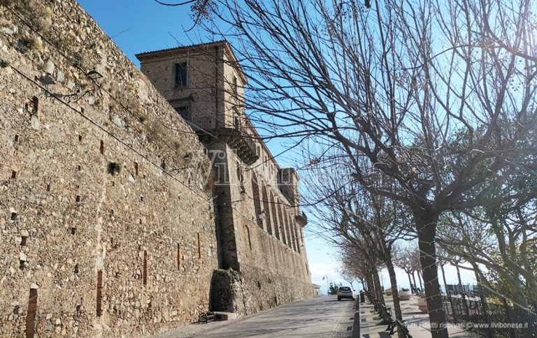 Nicotera, la via dietro il Castello torna pedonale in vista dell’estate