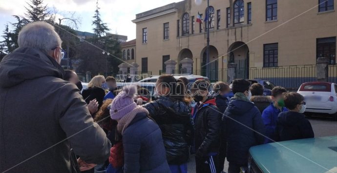 Terremoto a Vibo, scuole evacuate ma le auto in piazza Municipio bloccano le vie di fuga – Video