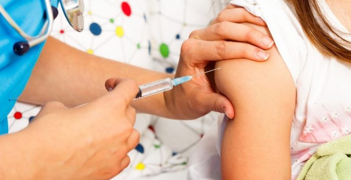 Vaccini nelle scuole, Occhiuto cerca personale sanitario volontario: «Così avremo più hub»