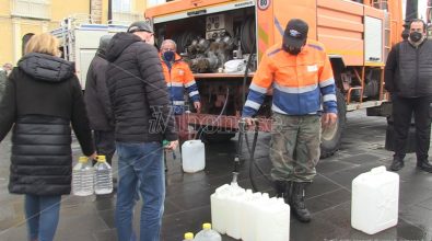 Emergenza idrica a Vibo Valentia: cittadini esasperati assediano le autobotti – Video